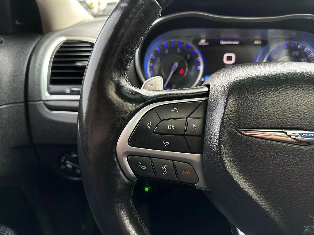 2015 Chrysler 300 C image 22