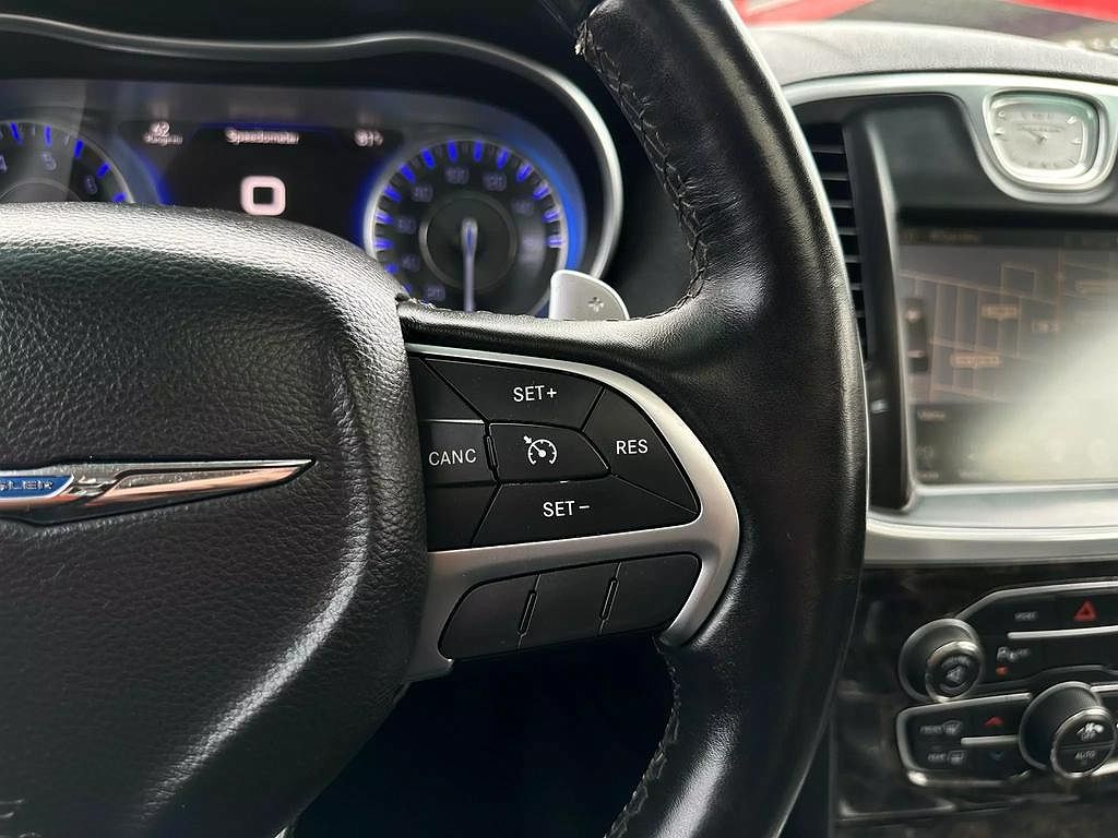 2015 Chrysler 300 C image 23
