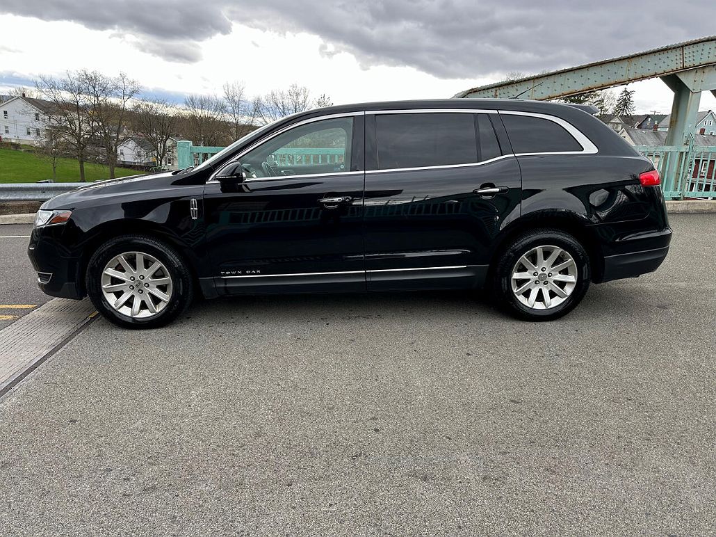 2018 Lincoln MKT Livery image 1