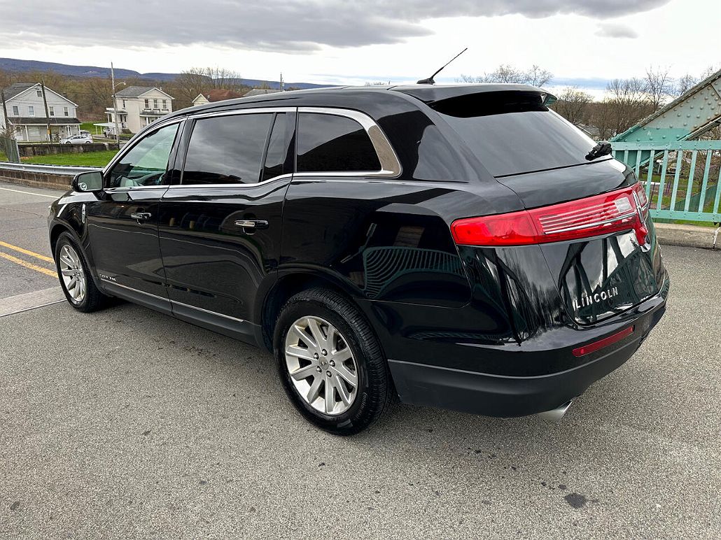 2018 Lincoln MKT Livery image 2
