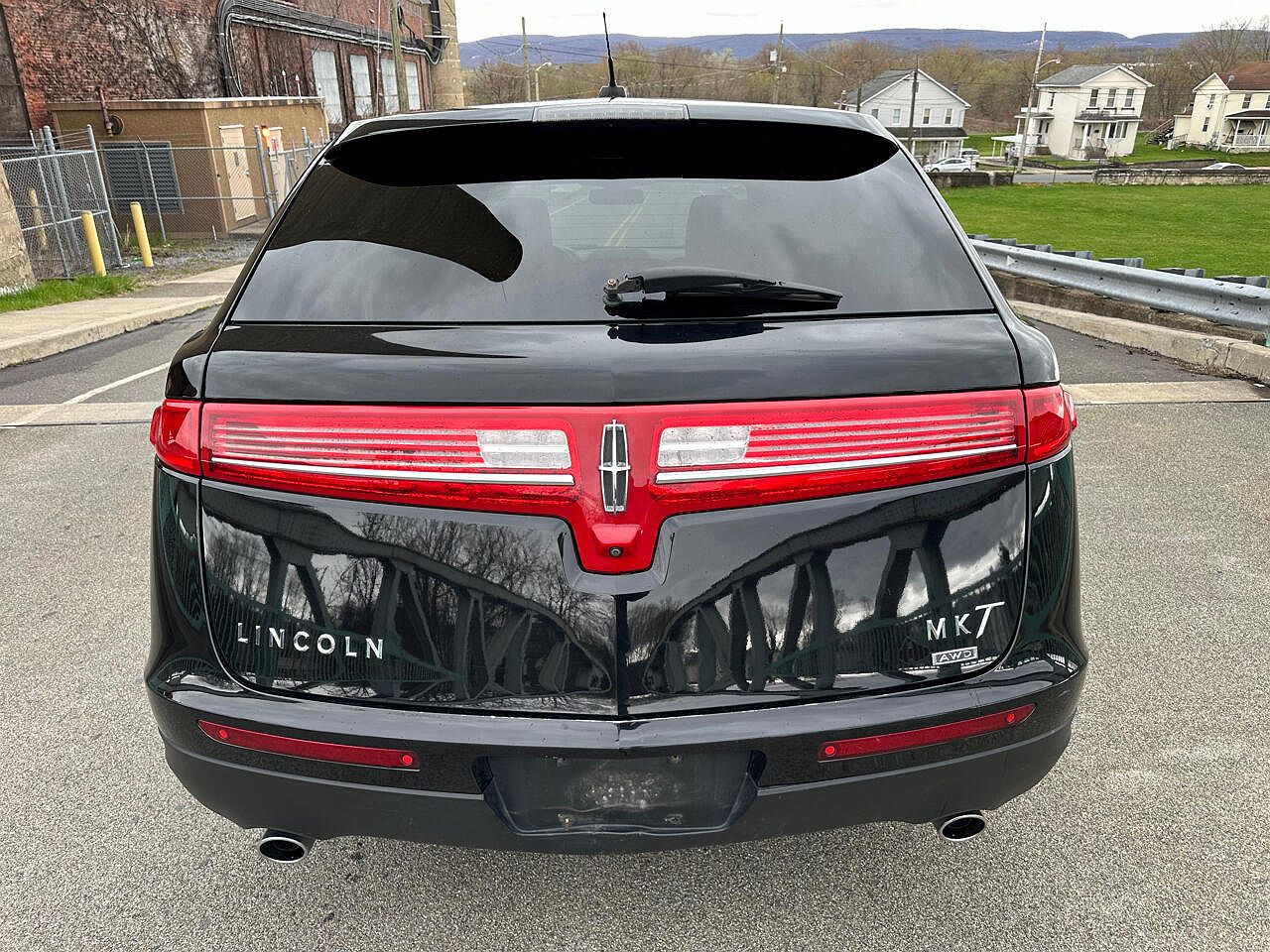 2018 Lincoln MKT Livery image 3