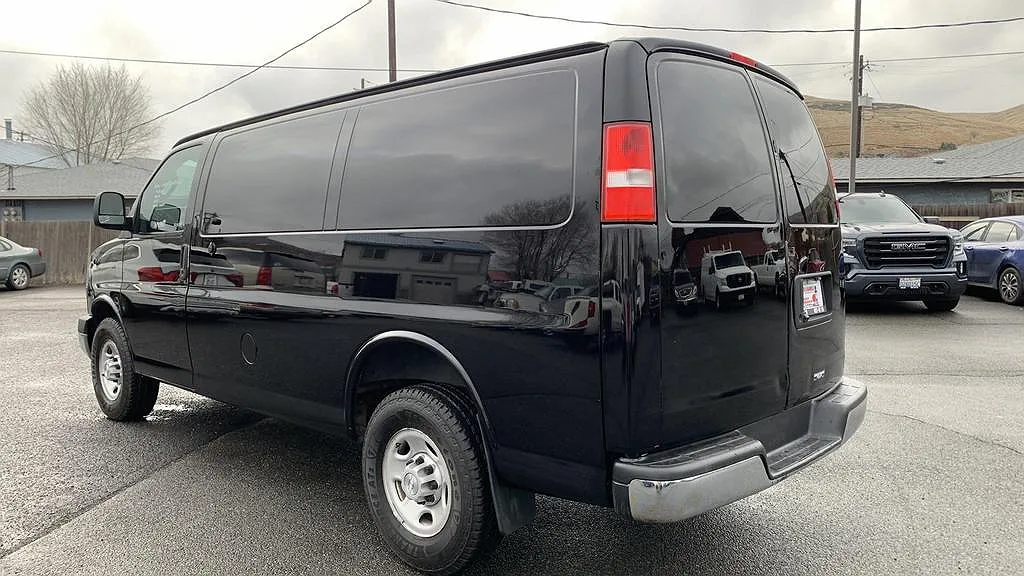 2016 Chevrolet Express 2500 image 2