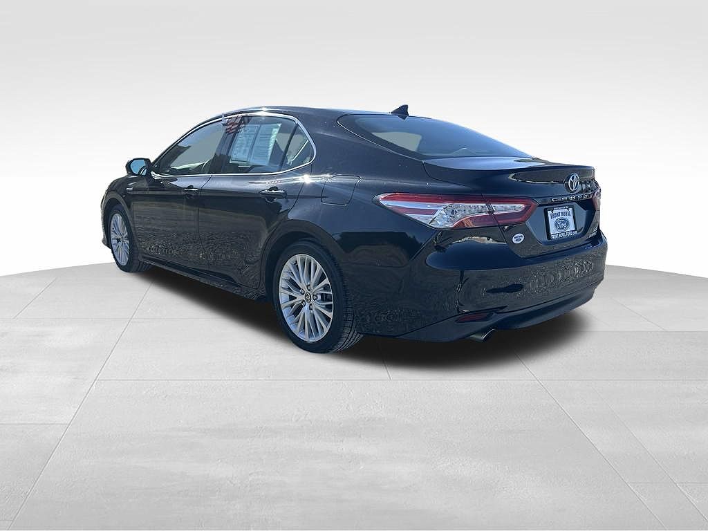 2020 Toyota Camry XLE image 2