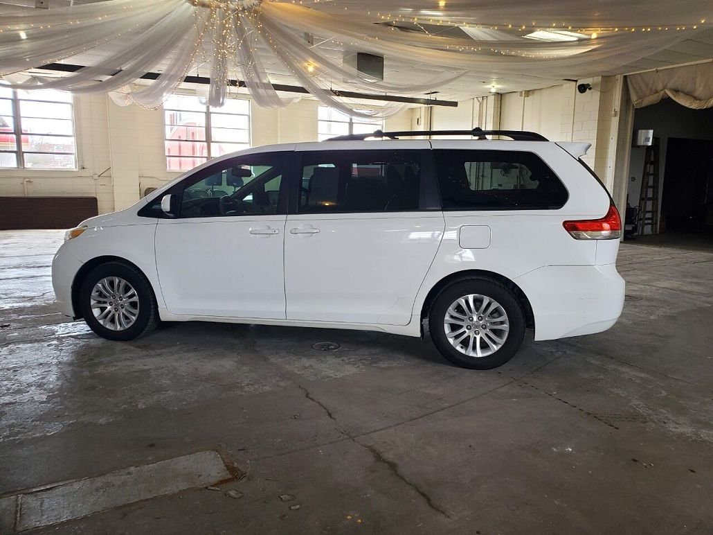 2013 Toyota Sienna XLE image 4