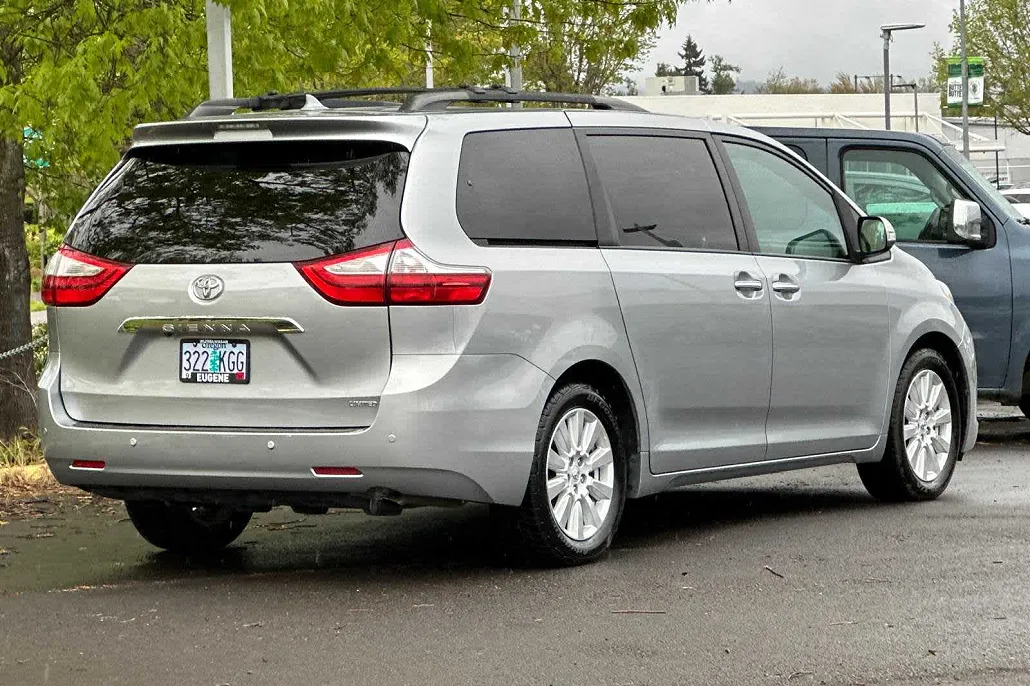 2017 Toyota Sienna Limited image 1