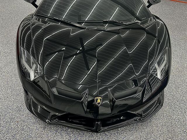 2019 Lamborghini Aventador SVJ image 8