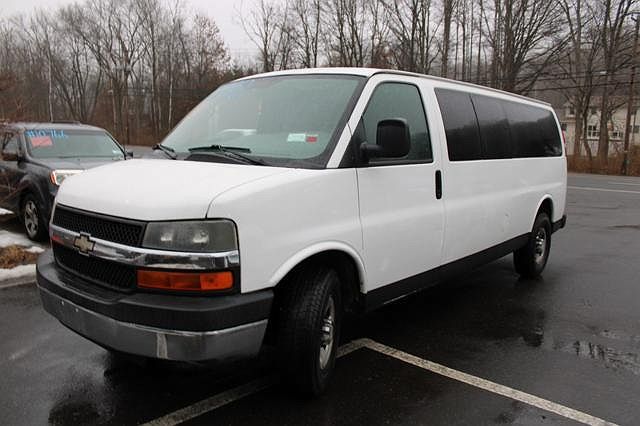 2007 Chevrolet Express 3500 image 2