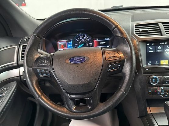 2017 Ford Explorer XLT photo 9
