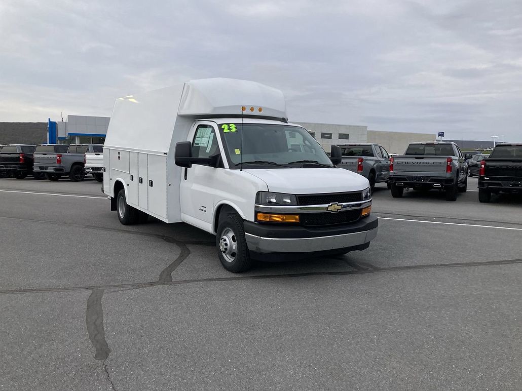 2023 Chevrolet Express 4500 image 0