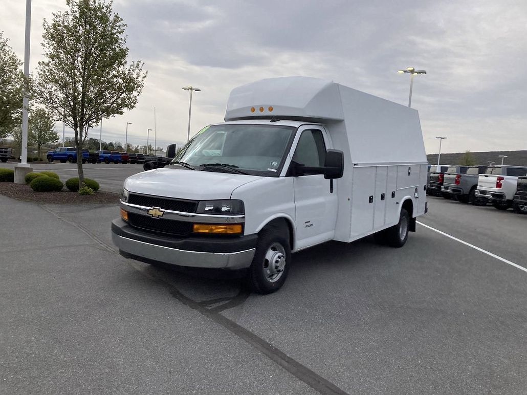 2023 Chevrolet Express 4500 image 2