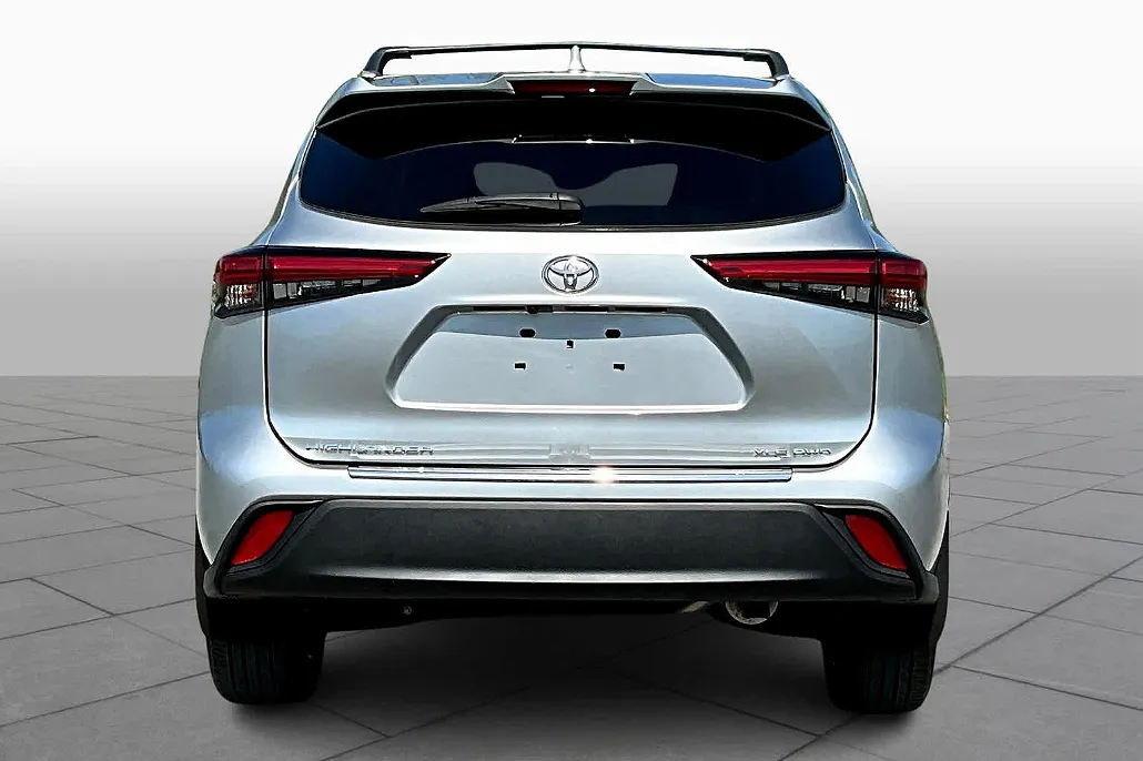 2022 Toyota Highlander XLE image 3