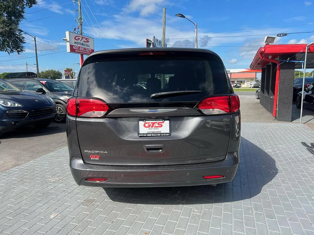 2018 Chrysler Pacifica Touring image 4