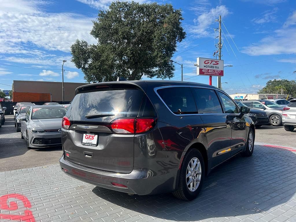 2018 Chrysler Pacifica Touring image 5
