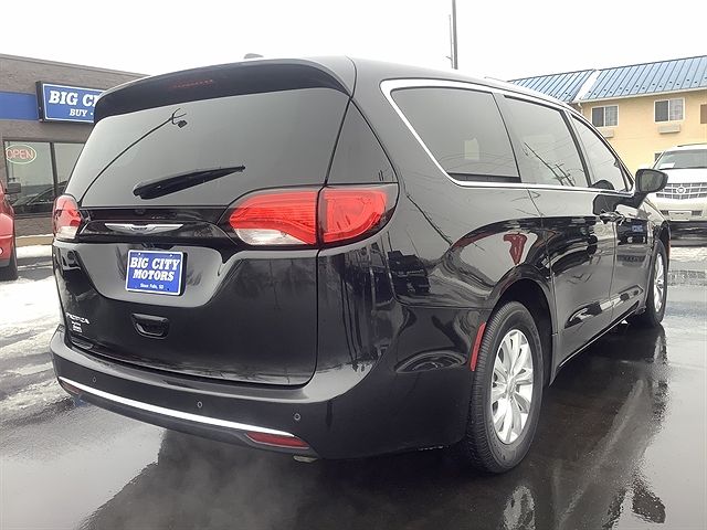 2020 Chrysler Pacifica Touring image 4