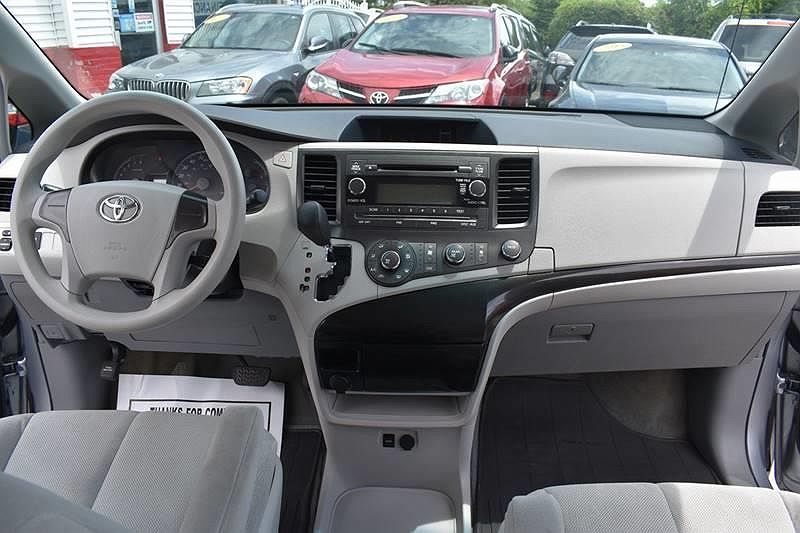 2014 Toyota Sienna L image 16