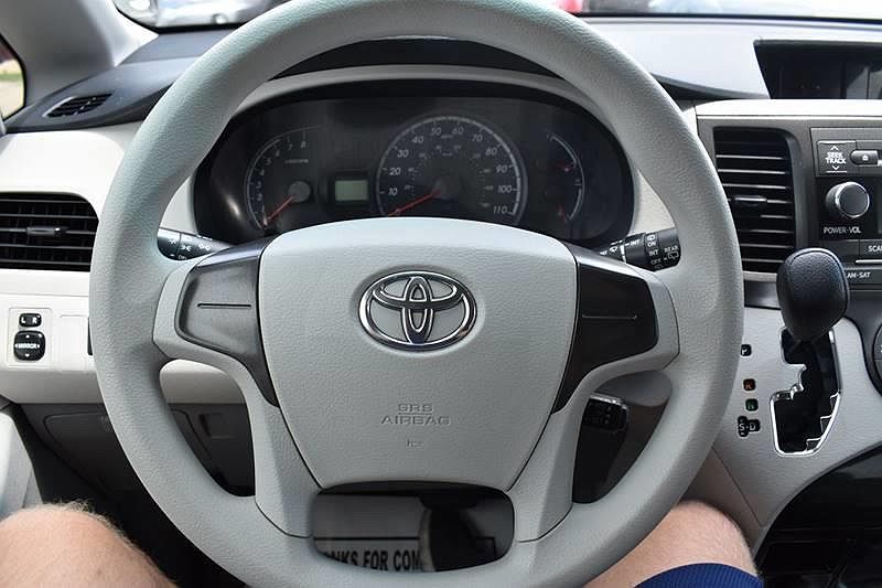 2014 Toyota Sienna L image 19