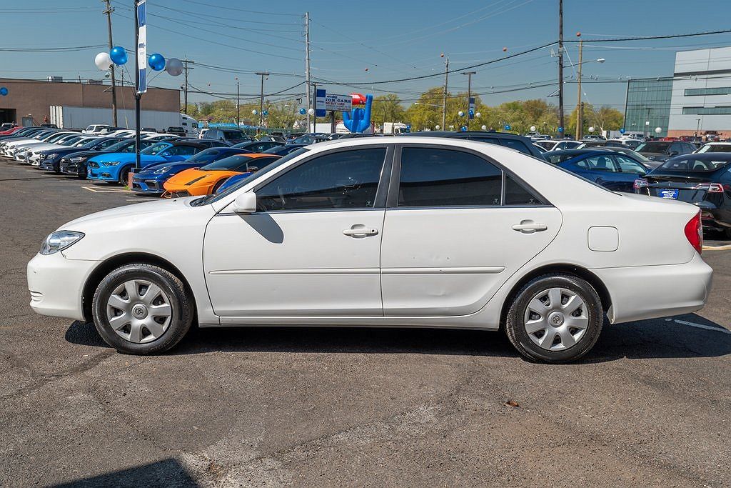 2004 Toyota Camry LE image 3