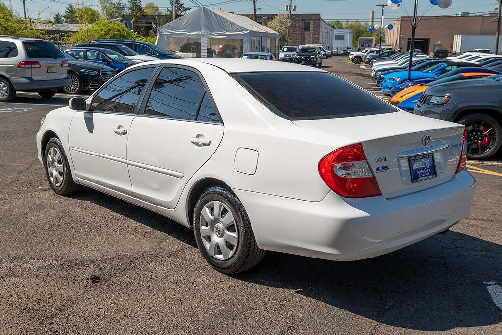 2004 Toyota Camry LE image 4