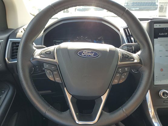 2024 Ford Edge Titanium photo 5