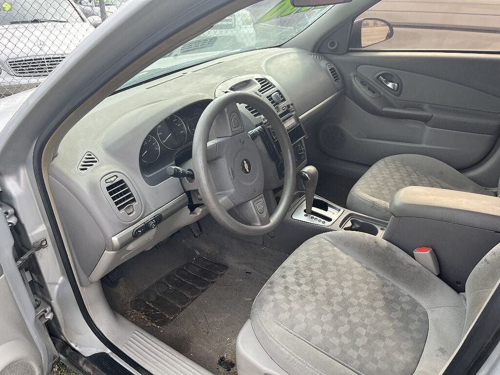 2005 Chevrolet Malibu LS image 2