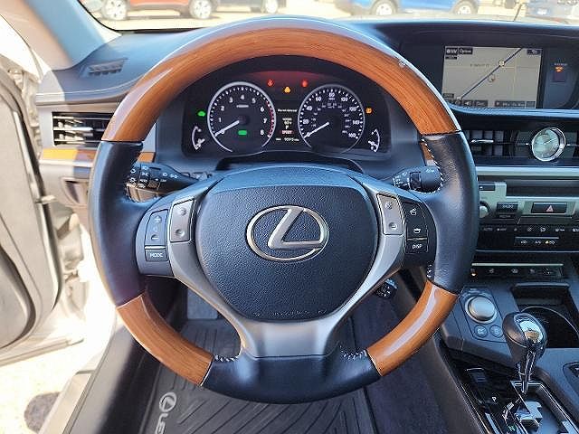 2015 Lexus ES 300h image 16