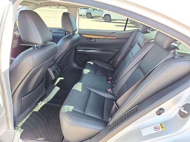 2015 Lexus ES 300h image 7