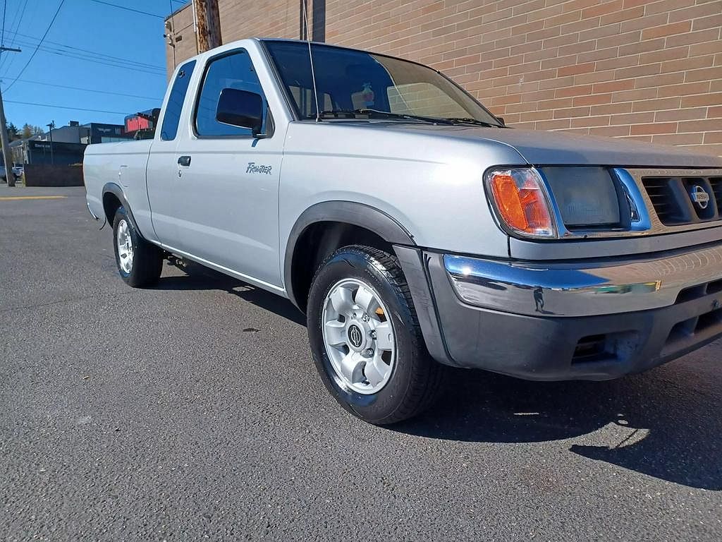 2000 Nissan Frontier XE image 0