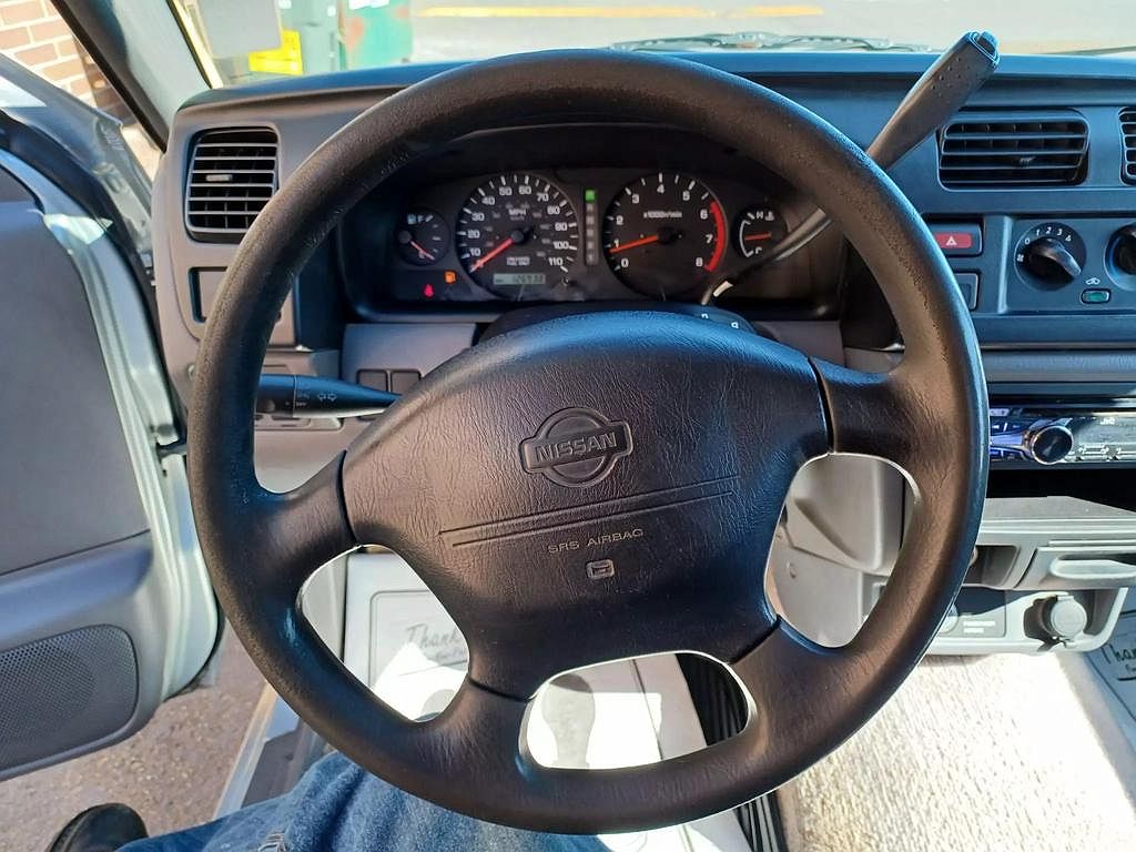 2000 Nissan Frontier XE image 10