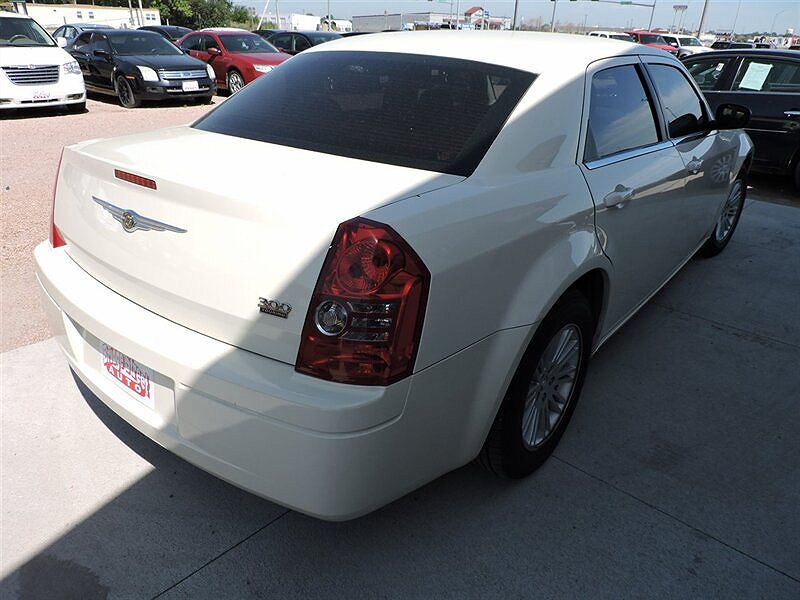 2009 Chrysler 300 LX image 4