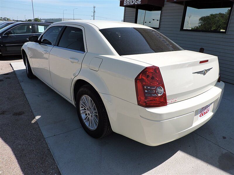2009 Chrysler 300 LX image 6