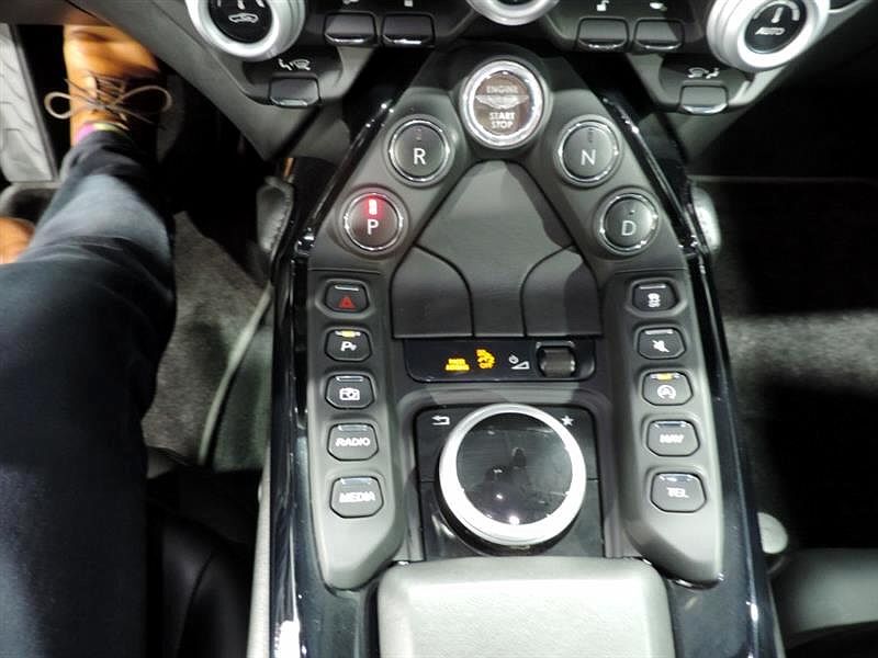 2019 Aston Martin V8 Vantage Base image 17