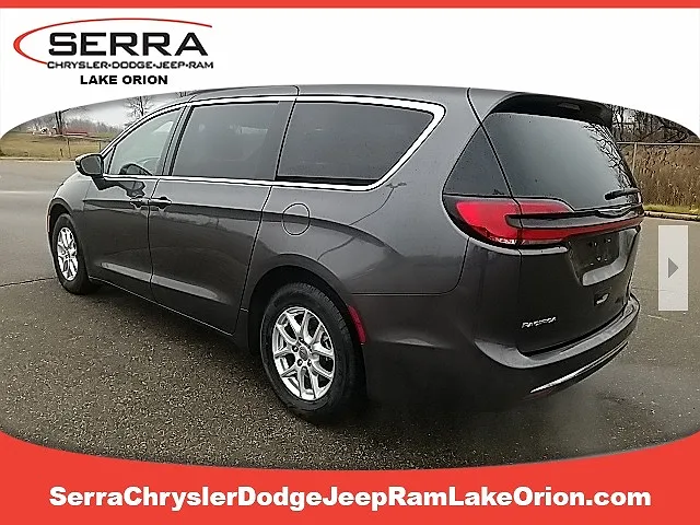 2022 Chrysler Pacifica Touring-L image 2
