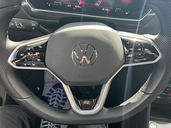 2023 Volkswagen Tiguan SE R-Line Black photo 2