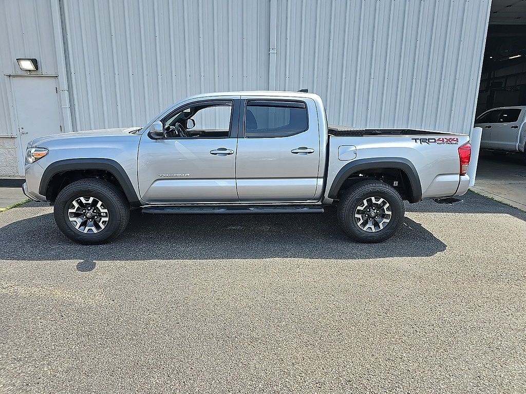 2017 Toyota Tacoma TRD Off Road image 3