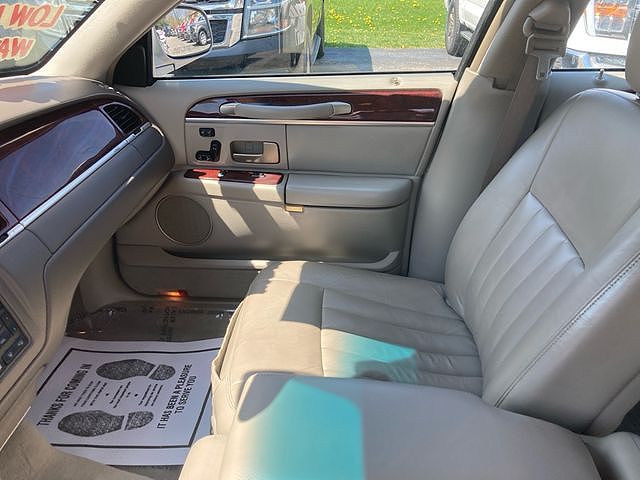 2003 Lincoln Town Car