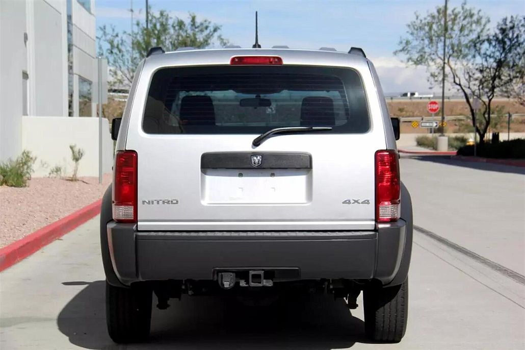 2008 Dodge Nitro SXT image 5