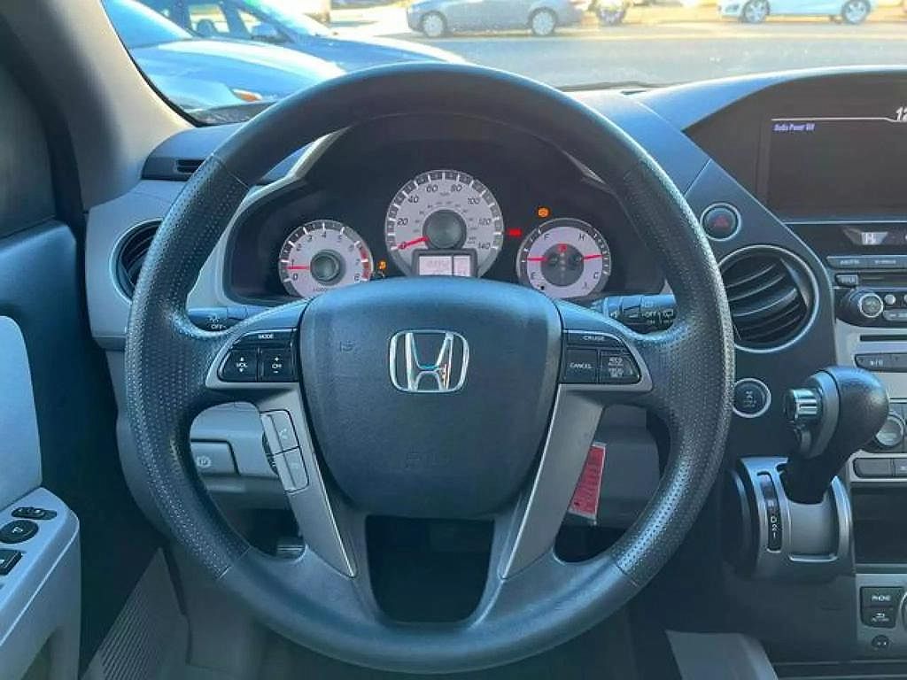 2015 Honda Pilot SE image 12
