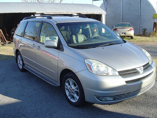 2004 Toyota Sienna XLE image 3