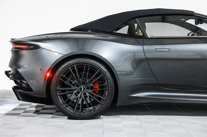 2021 Aston Martin DBS