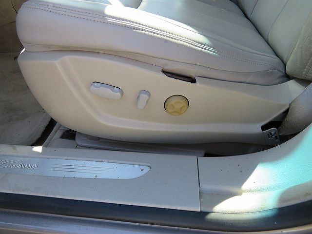 2007 Cadillac DTS Base image 9