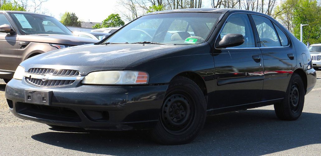 2000 Nissan Altima GXE image 0