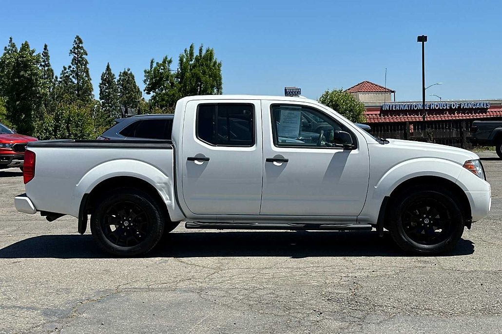 2018 Nissan Frontier SV image 2