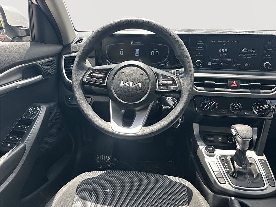 2024 Kia Seltos LX photo 8