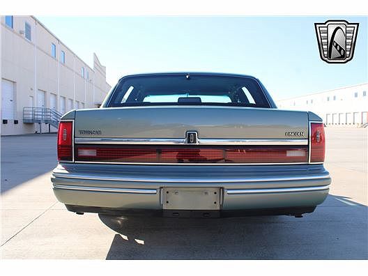 1994 Lincoln Town Car Signature image 3