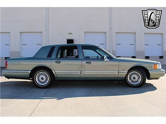 1994 Lincoln Town Car Signature image 4