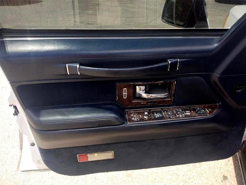 1990 Lincoln Town Car null image 12