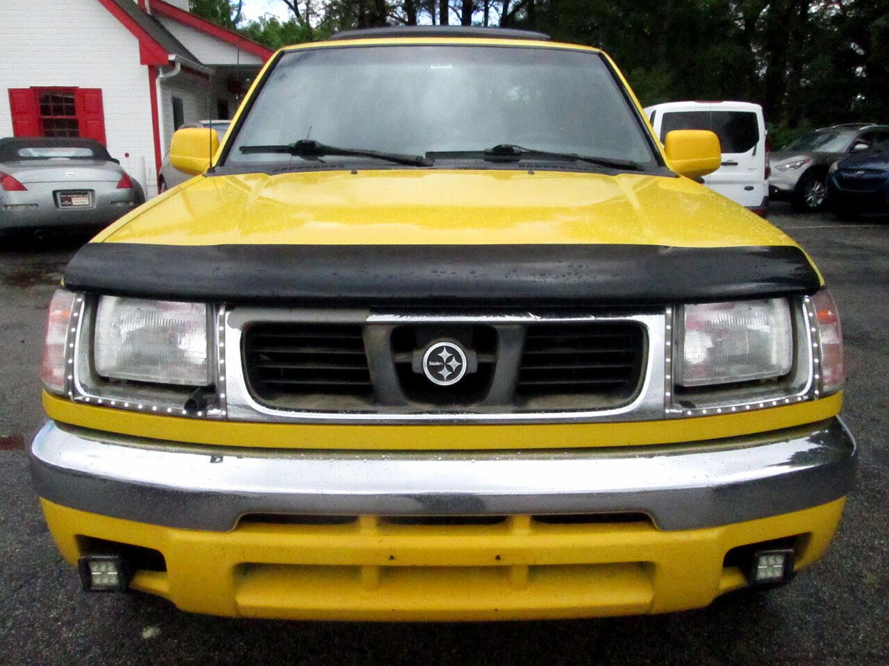 2000 Nissan Frontier XE image 2