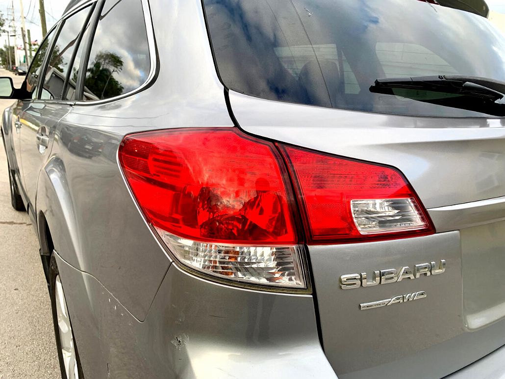 2010 Subaru Outback 2.5i image 3