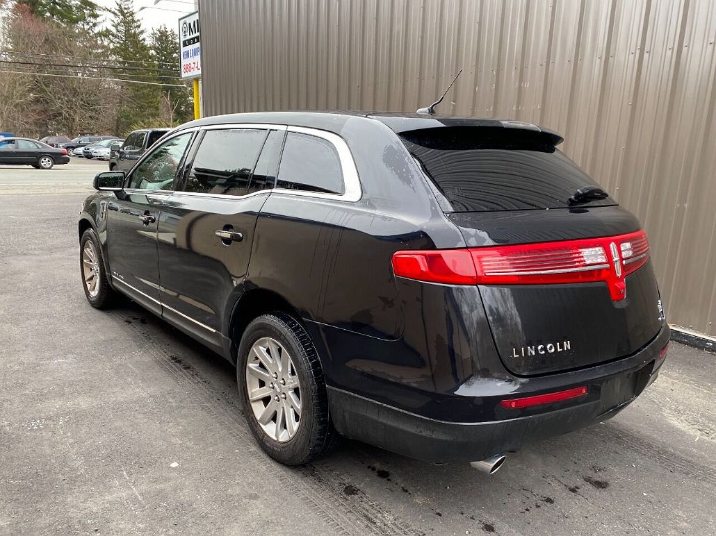 2019 Lincoln MKT Livery image 3