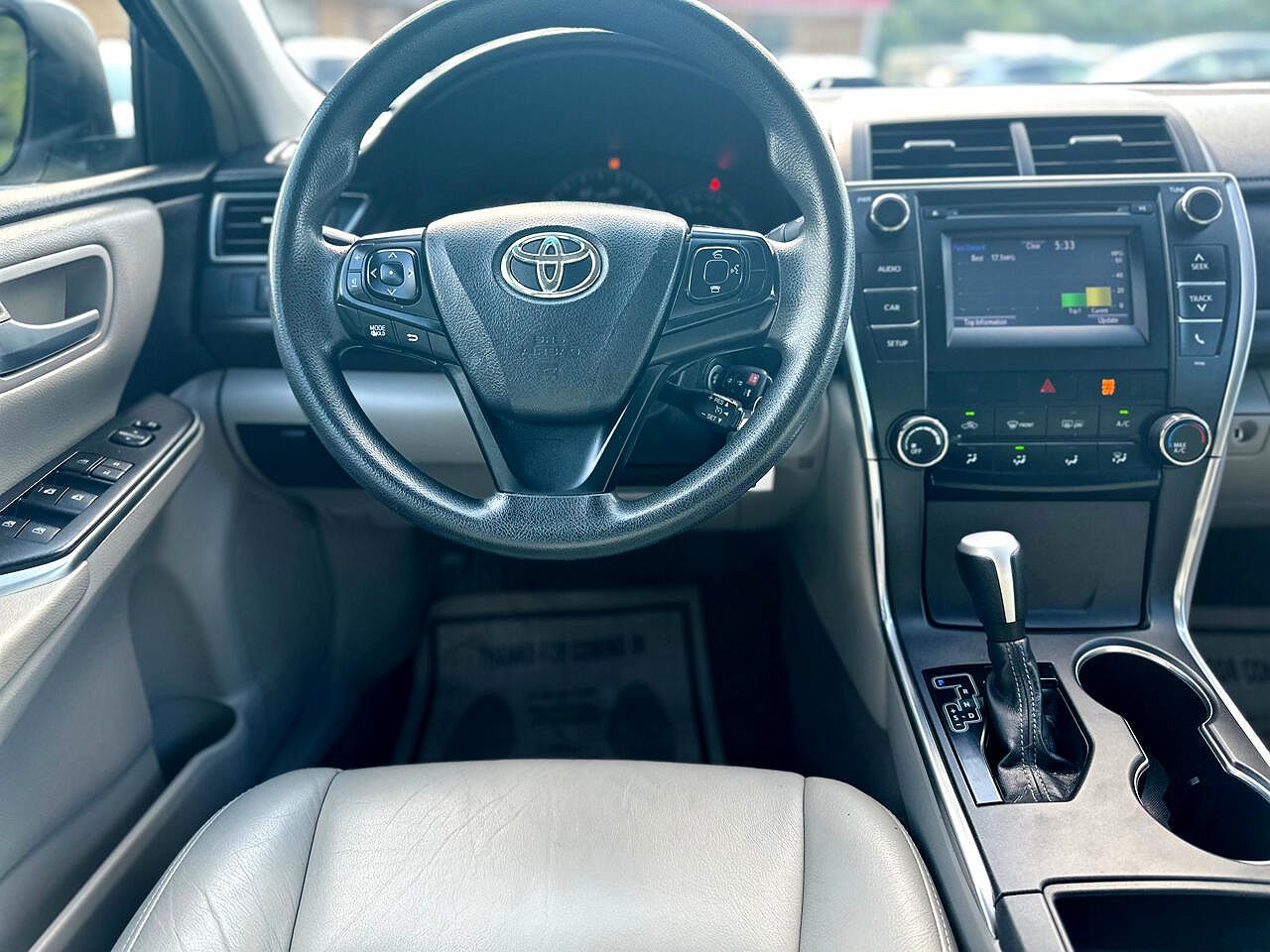 2015 Toyota Camry LE image 30